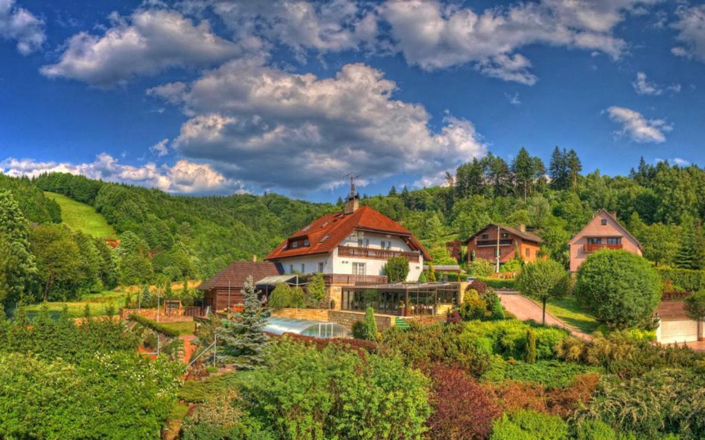 Penzion V Hluboke A Department Glamp Vsetin Exterior photo